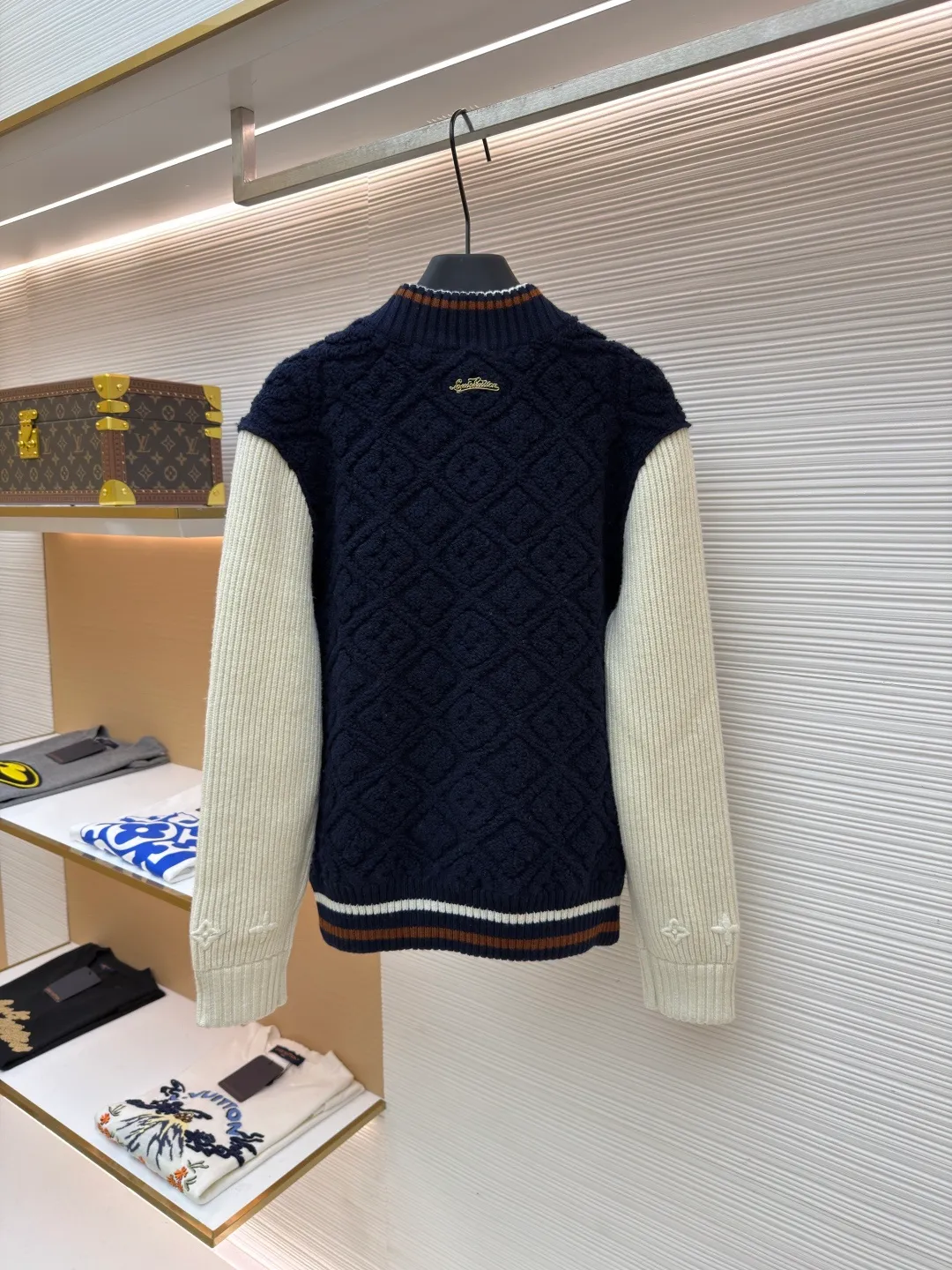 LOUIS VUITTON SKI ski series color-blocked striped baseball long-sleeved jacket ●Original version: purchased and developed for 22999 ●Item number: 1682091-D35 ●Fabric: wool blended fabric ●Technology: knitted ●Color: blue and white ●Version: fitted version ●Weight: about 1070 grams ●Size: S-M-L-XL ●Description: This Louis Vuitton color-blocked knitted cardigan uses a three-dimensional cable knitting process to create the main body. It uses high-count merino wool blended fabrics and uses a double needle bed knitting machine to create a concave and convex rhombus texture. The knitting density reaches 32 needles per square centimeter, making the texture both three-dimensional and soft. The main body of the body is made of navy blue fixed-spun yarn, which has been washed and fixed three times to effectively prevent fading. The sleeves are made of off-white vertical pit rib knitting, and the single-strand yarn twist is controlled at 800 twists/meter to ensure resilience and fit. The metal snaps are made of custom-made brass and have been treated with gold-plated glaze sealing. The contrasting ribs on the collar and hem are intarsia woven, accurately matching the proportions of the brand's classic three-color webbing. The cuffs also have a hidden laser-engraved brand logo. The overall process combines traditional knitting techniques with modern precision, and the details are full of craftsmanship. The overall wiring is straight and delicate, the fabric is comfortable and soft, and the color is consistent without color difference. It can be matched with the same style to create a fashionable look and control various occasions. Customized accessories, complete with three standards, same style for men and women!